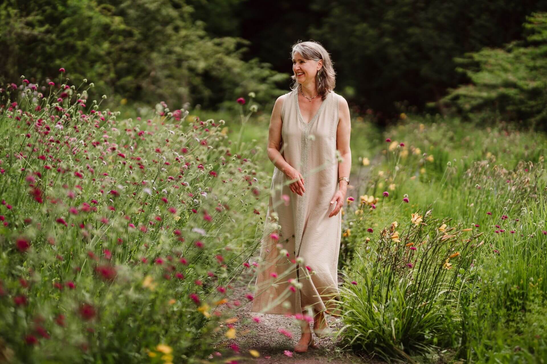 Barbara Rainer in einer wilden Blumenwiese