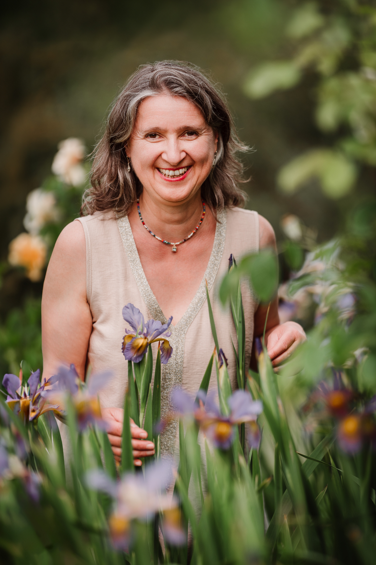 Barbara Rainer bei der Gartenskizze